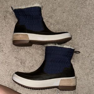 Merrell fleece lined women’s boots size 9.